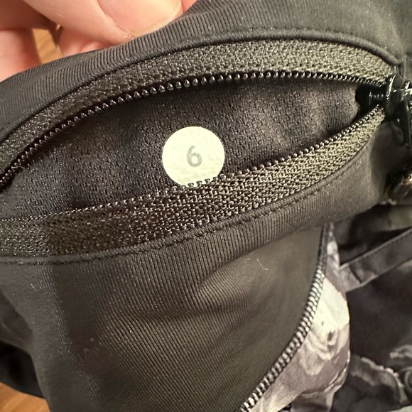 Lululemon SPEED UP low-rise lined 2.5" floral shorts size 6 - Picture 7 of 7